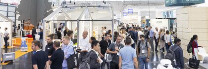 Besucher im Bereich der Ausstellung Service Robot City