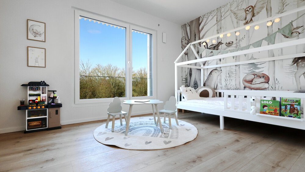 Kinderzimmer mit Wandtapete zum Thema Waldtiere, Spielküche, rundem Teppich und weißem Bett mit Lichterketten.