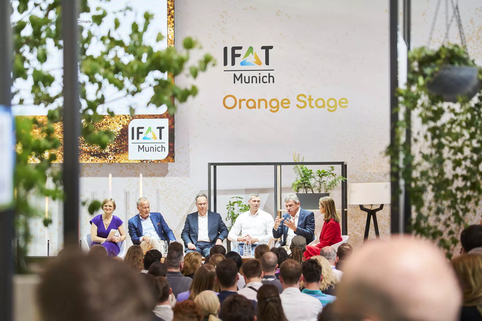 Dr. Franziska Brantner, Johannes F. Kirchhoff, Dr. Markus Steilemann, Holger Lösch und Karl Haeusgen bei einer Panel-Diskussion auf der Orange Stage auf der IFAT Munich