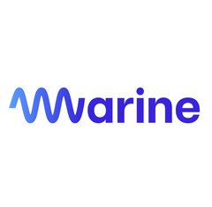 Marine‑Logo mit stilisiertem, wellenförmigem Buchstaben M in Blau und dem Schriftzug ‚Marine‘
