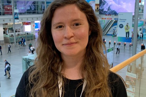 Die Studentin Cassie Tragert bei ihrer KI-Recherche auf der IFAT Munich