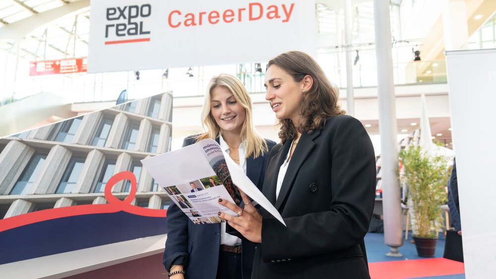 Two women at CareerDay at EXPO REAL 2026