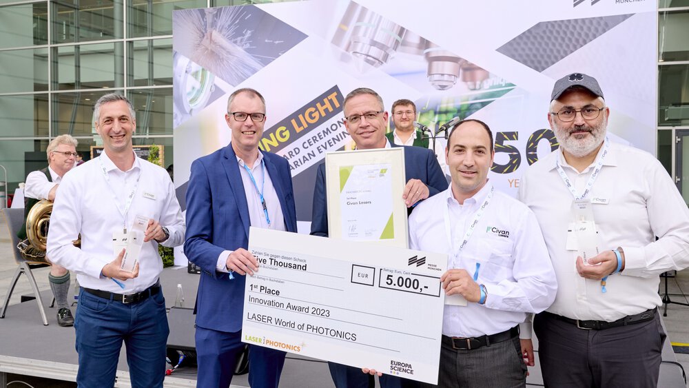 Eine Gruppe von fünf Männern hält einen großen Scheck und eine Auszeichnung vom Innovation Award 2023.