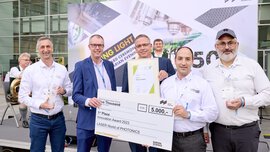 Eine Gruppe von fünf Männern hält einen großen Scheck und eine Auszeichnung vom Innovation Award 2023.