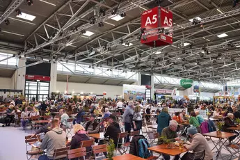 Übersicht über den lebhaften Gastronomiebereich der f.re.e-Stage