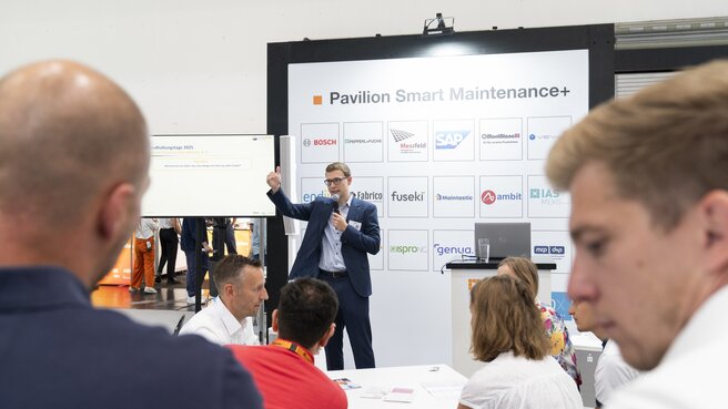 Publikum hört Pavilion Smart Maintenance Fachvortrag zu