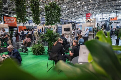 Lebendige Totale der IFAT Munich Startup Area mit Besuchenden und Startup-Ständen.