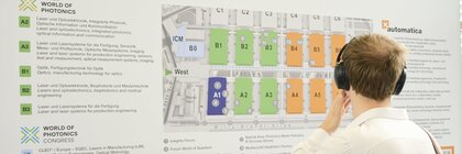 Person vor Geländeplan Laser World of Photonics 2025