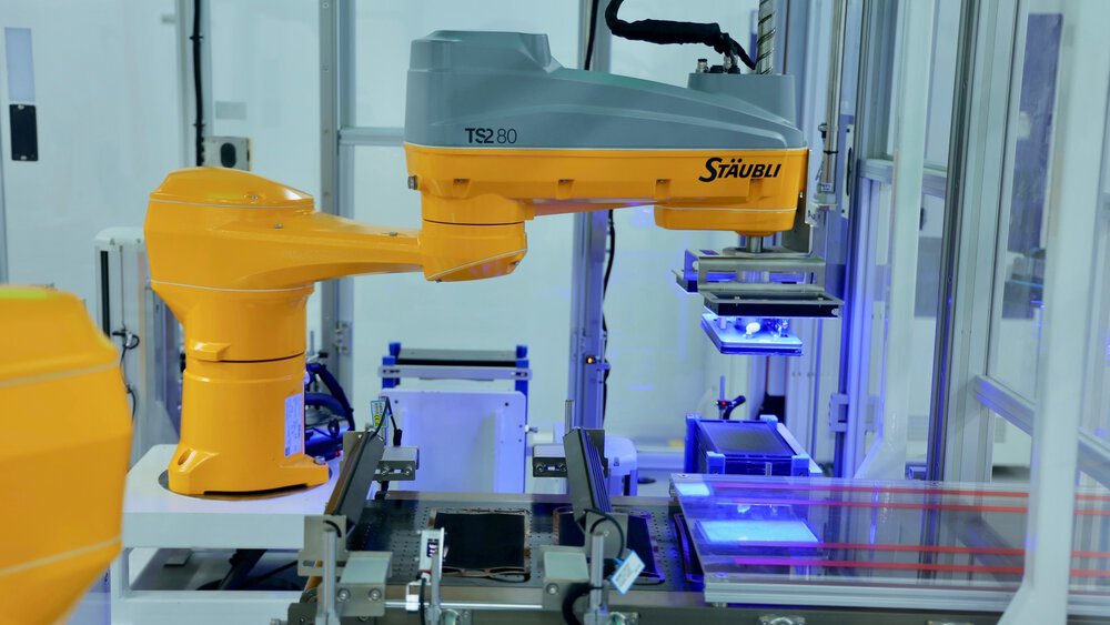 Thanks to their high dynamics, the new Stäubli four-axis robots, shown here with a TS2-80, are proving their worth in fuel cell production in China. © Stäubli