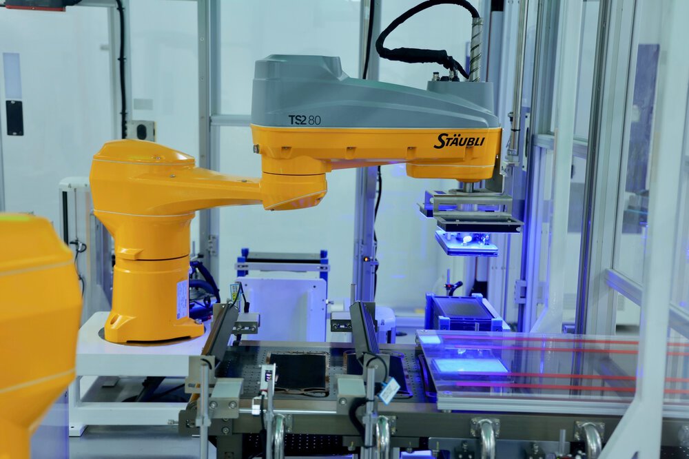 Dank ihrer hohen Dynamik bewähren sich die neuen Stäubli Vierachs-Roboter, hier im Bild ein TS2-80, bei der Brennstoffzellenproduktion in China. © Stäubli