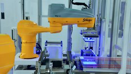 Dank ihrer hohen Dynamik bewähren sich die neuen Stäubli Vierachs-Roboter, hier im Bild ein TS2-80, bei der Brennstoffzellenproduktion in China. © Stäubli