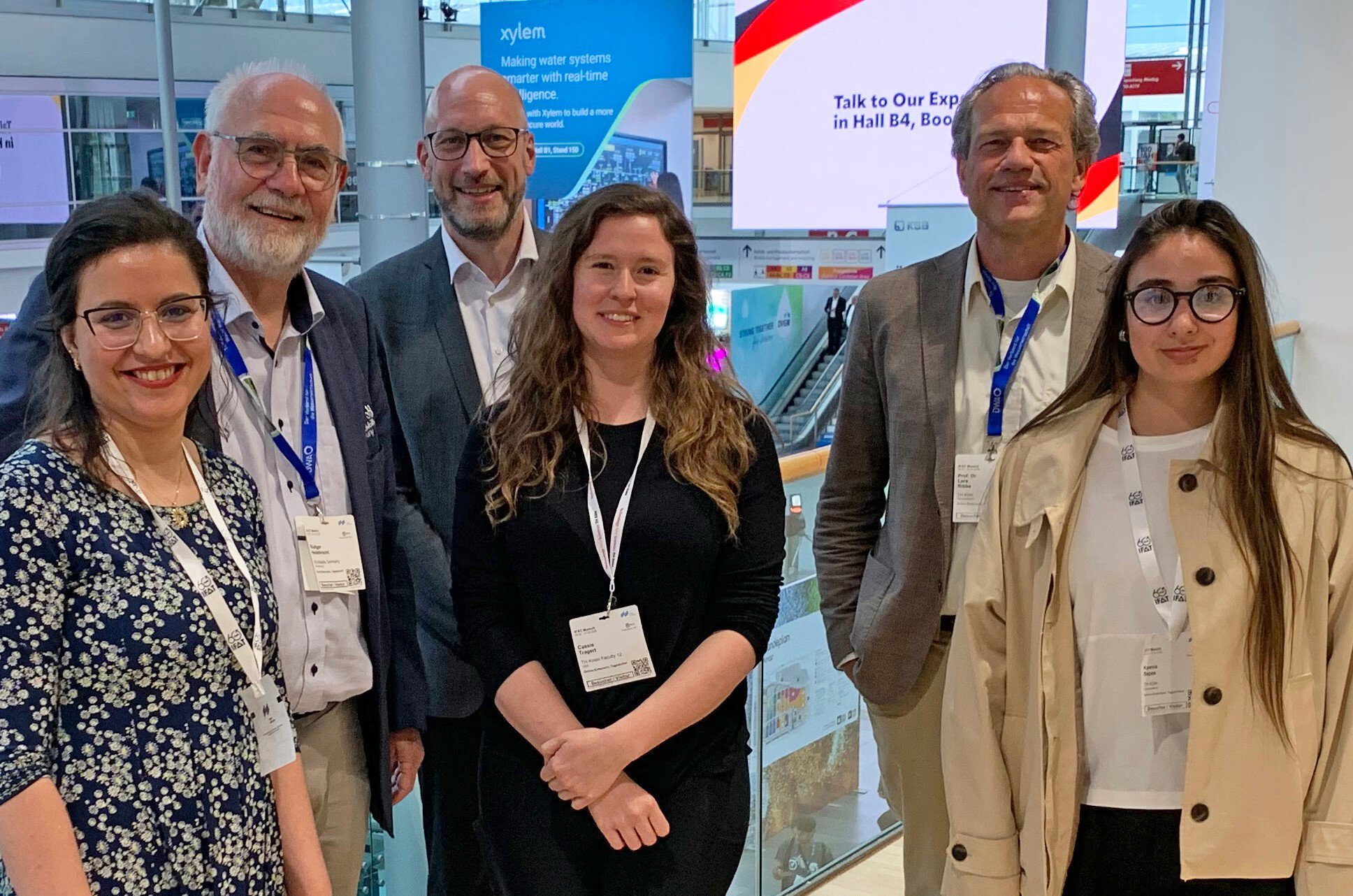 Studierende der Technischen Hochschule Köln bei ihrer KI-Recherche auf der IFAT Munich mit ihren Betreuern