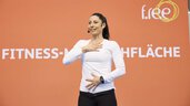 Trainerin gibt Fitness-Session auf der Mitmachfläche der f.re.e Messe in München.