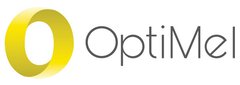 Das Logo von „OptiMel“ in schwarzen Buchstaben und mit einem gelben schattierten „O“ davor.