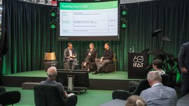 Thomas Fromm (Süddeutsche Zeitung), Lena Scharr und Arne Schröder (links nach rechts) im Paneltalk auf der Green Stage der IFAT Munich 2026.
