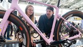 Zwei Personen schauen auf rosafarbenes CUBE Fahrrad