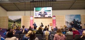 Schauspieler Sebastian Ströbel im Interview mit einer Radio Moderatorin auf der Radio Arabella Bühne auf der free Messe