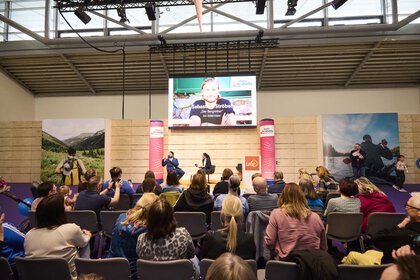 Schauspieler Sebastian Ströbel im Interview mit einer Radio Moderatorin auf der Radio Arabella Bühne auf der free Messe