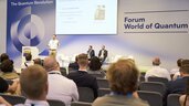 Forum World of Quantum 2025: Fachvortrag und Diskussion zu neuesten Entwicklungen in der Quantensensortechnologie.