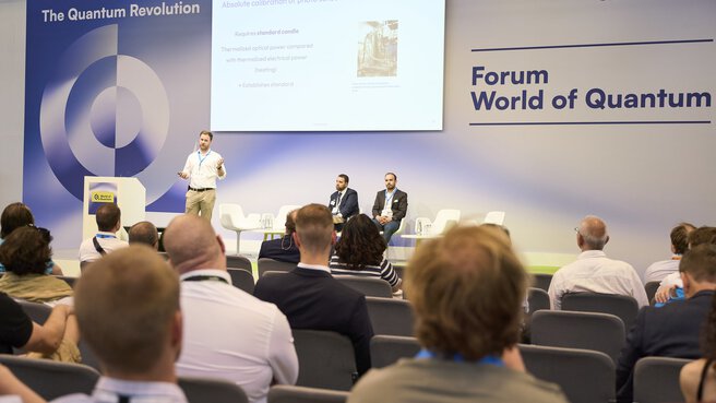 Forum World of Quantum 2025: Fachvortrag und Diskussion zu neuesten Entwicklungen in der Quantensensortechnologie.