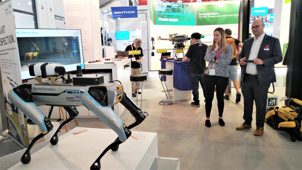 Messestand mit Boston Dynamics Roboter auf einer Industrie-Fachmesse