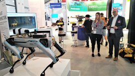 Messestand mit Boston Dynamics Roboter auf einer Industrie-Fachmesse