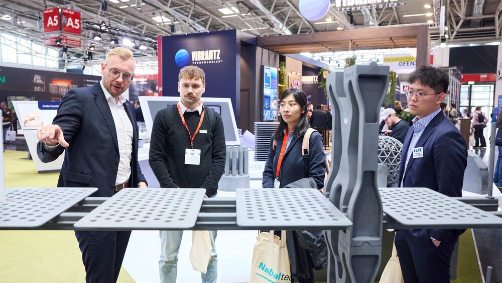 Technical discussions at the exhibition booth highlight the international interest in innovative ceramic applications and advanced manufacturing technologies.