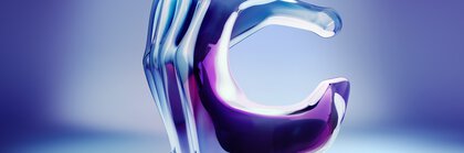 Abstrakte 3D-Darstellung einer Hand aus glänzendem, metallischem Material in Violetttönen. Daumen und ein weiterer Finger schließen sich fast zu einem Kreis.