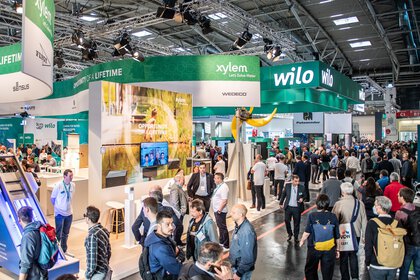 Besucher strömen um die Messestände auf der IFAT Munich in Halle C2.