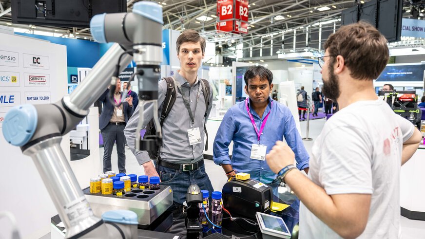 a robot-like laboratory device is presented. Two visitors stand next to it