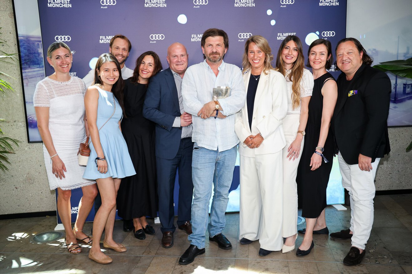 Award Zeremonie des Filmfest Muenchen 2026 mit Mitarbeitenden der Messe Muenchen, Gruppenfoto