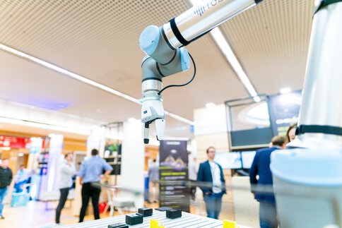 Roboterarm mit Greifzange als Exponat der Universität Dresden auf der bauma 2022