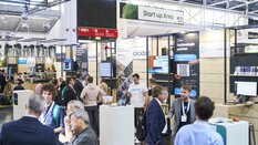 Menschen besuchen die Stände der Start up Area auf der IFAT Munich.