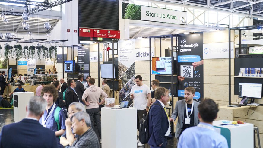 Menschen besuchen die Stände der Start up Area auf der IFAT Munich.