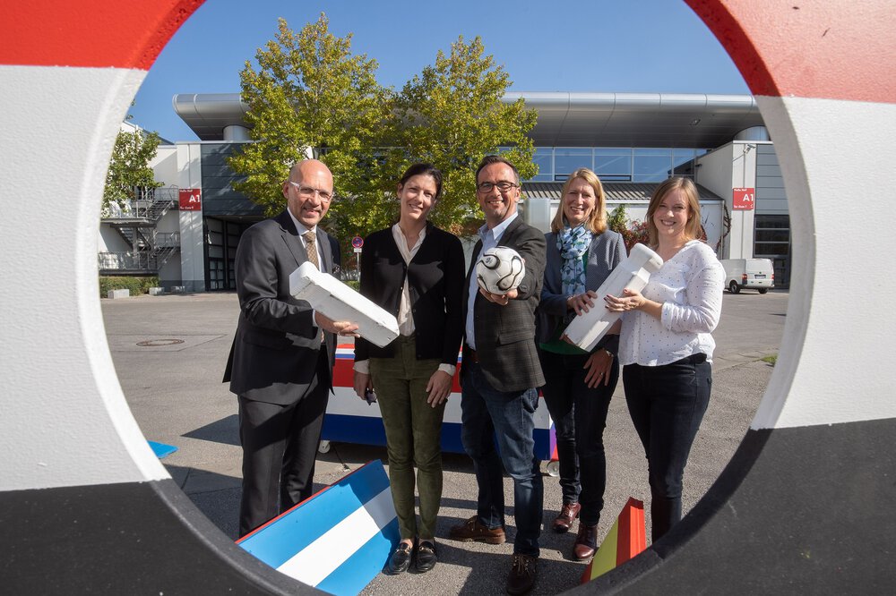 Auf dem Foto (v.l.):  Klaus Dittrich, Viktoria von Wulffen, Norbert Blesch, Birgit Treml und Julia Sicheneder