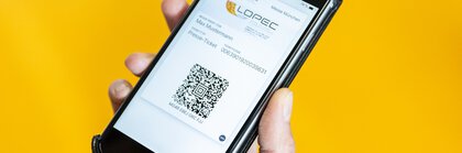 Smartphone mit Anzeige eines digitalen Tickets mit QR-Code für die LOPEC-Veranstaltung.