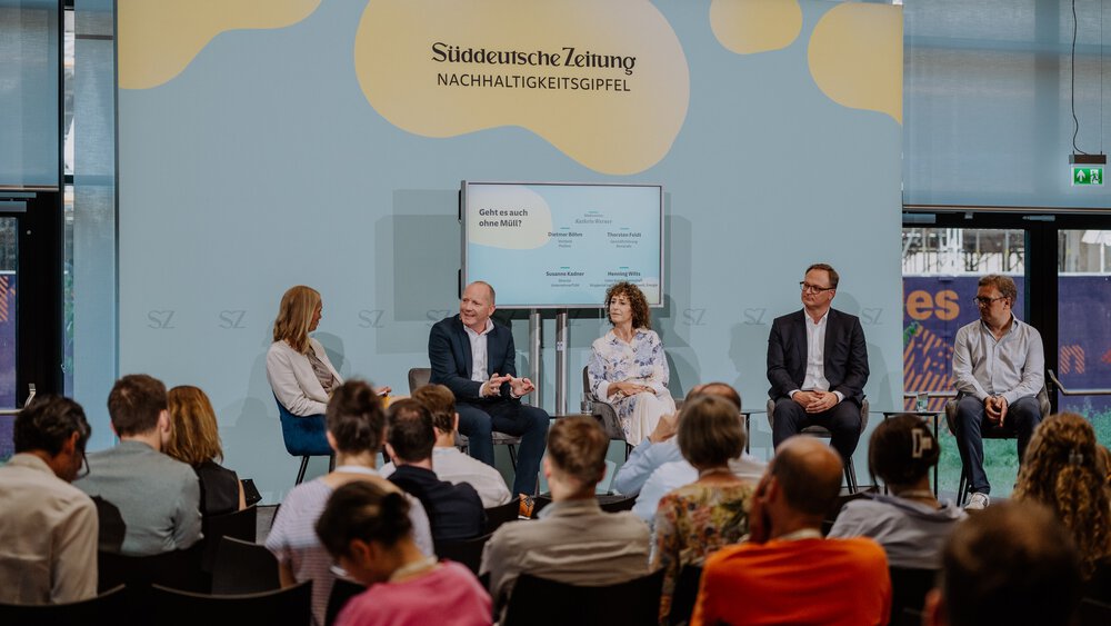 Podiumsdiskussion „Geht es auch ohne Müll?“ auf dem SZ-Nachhaltigkeitsgipfel 2025, gesponsert von der IFAT Munich. Auf der Bühne sitzen (von links nach rechts) Kathrin Werner, Dietmar Böhm, Susanne Kadner, Thorsten Feldt und Henning Wilts
