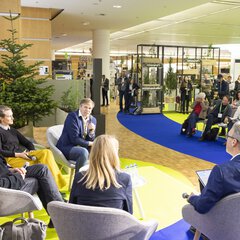 Fünf Personen mit Mikrofonen sitzen gemeinsam vor einem Publikum auf der BAU und unterhalten sich.