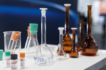 Various glass containers for the laboratory in brown and transparent
