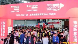 A large red archway with the logos of transport logistic, air cargo and fresh logistics. Numerous visitors to transport logistic CHINA stream through it.