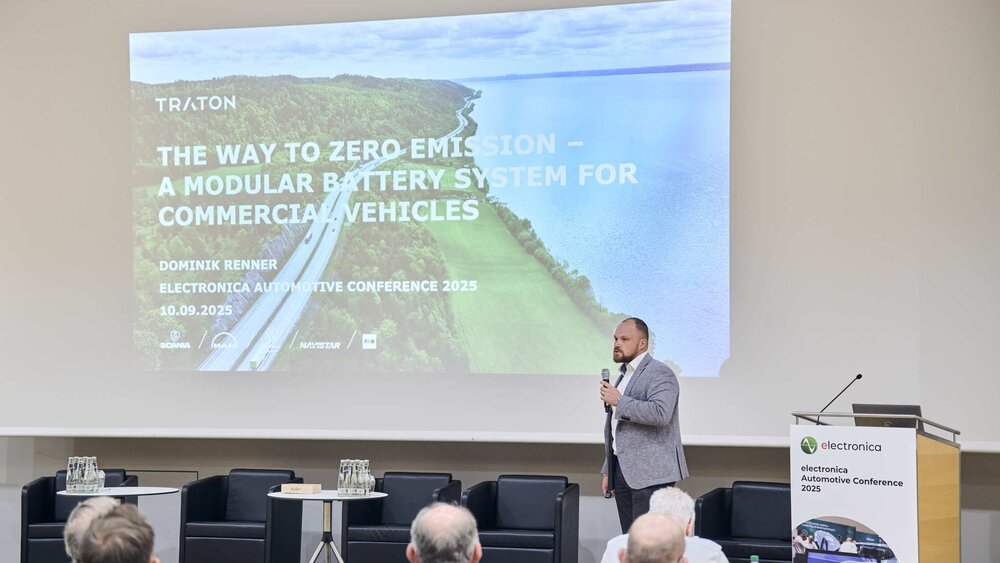 A man gives a presentation at a conference on zero-emission battery systems for vehicles.