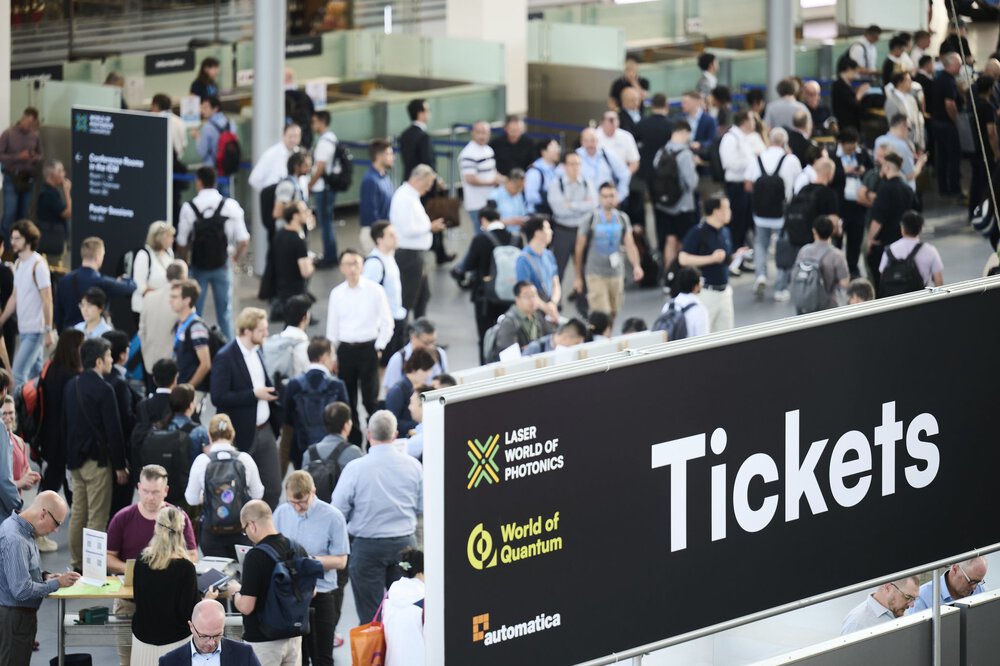 Eine Menschenmenge versammelt sich im Ticketbereich für die LASER World of PHOTONICS.