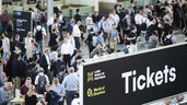 Eine Menschenmenge versammelt sich im Ticketbereich für die LASER World of PHOTONICS.