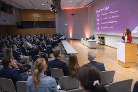 Masterclass auf der DMEA mit Vortrag und Publikum im Konferenzraum