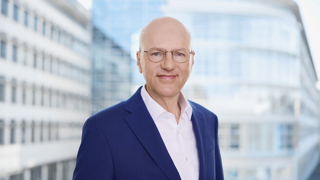 In the photo you can see Dr. Reinhard Pfeiffer in a suit, the picture is well exposed