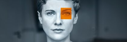 Eine Frau schaut seriös in die Kamera. Das Bild ist in schwarz-weiß