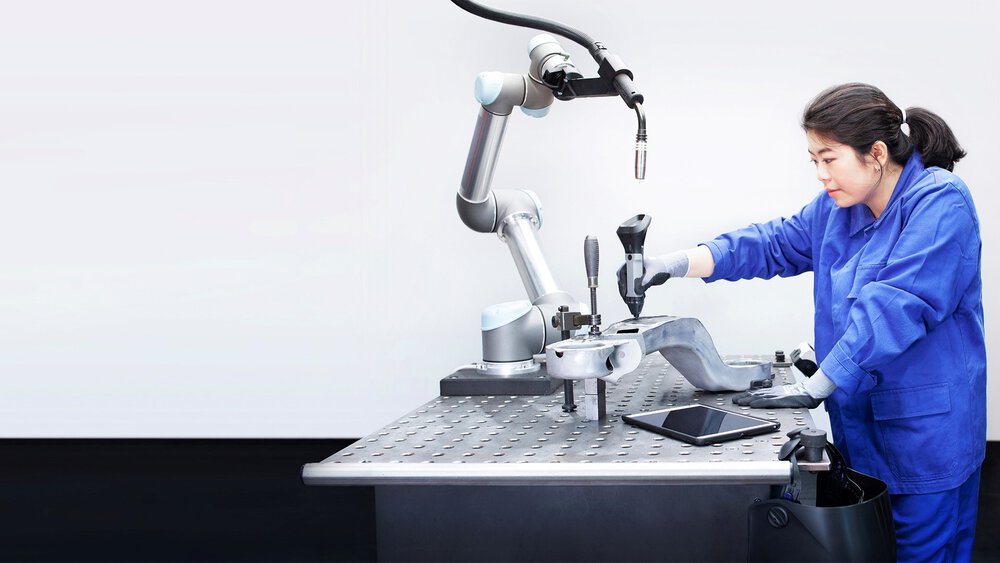 Mit dem Tracepen einfach die Schweißbahn abfahren und schon ist der Roboter programmiert. © Wandelbot.