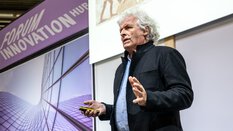 Sprecher Martin Rauch steht auf einer Bühne der BAU