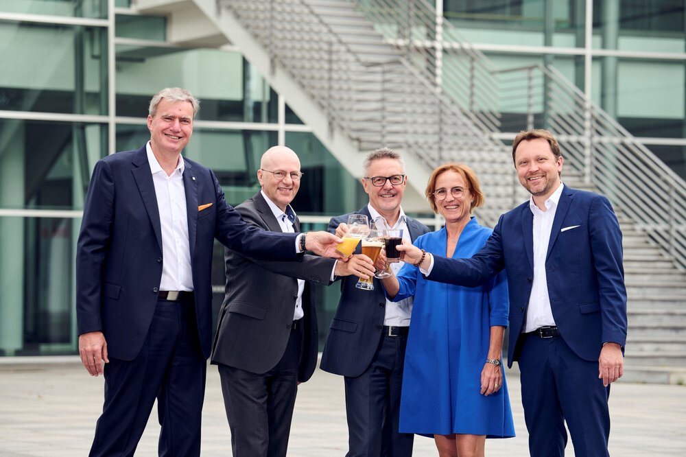 drinktec and BrauBeviale join forces. (from left to right: CEO NürnbergMesse Peter Ottmann, CEO Messe München Dr. Reinhard Pfeiffer, CEO YONTEX Rolf Keller, Executive Vice President YONTEX Petra Westphal, CEO Messe München Stefan Rummel)