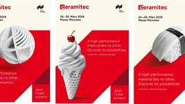 Drei Plakate mit keramischen Objekten in Form einer Kugel, einer Eistüte und von Sushi, die für die Ceramitec 2026 werben.